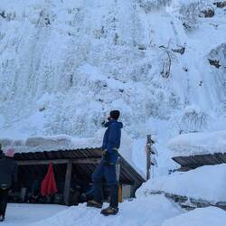 Ehrfürchtiges Begutachten der Wand vor dem Erklimmen 🧗‍♂️