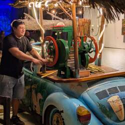 Es wird Zuckerrohr gequetscht