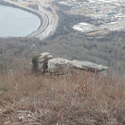 Blick auf Chattanooga. Auf meinem Magnet sieht man drei Soldaten an dem Felsen lehnen.