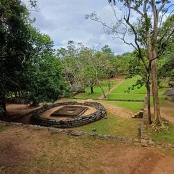 Gartenanlage unterhalb des Felsens
