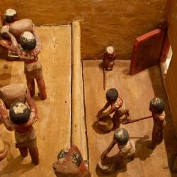 Hier hat sich jemand entschieden, als Totenbeigabe eine Bäckerei mitzunehmen – sehr sympathisch!