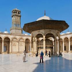 Der Turm ist vom französischen König Louis-Philippe I gestiftet – dafür bekam Paris den Obeliske