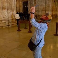 Dem Anlass entsprechend gekleidet