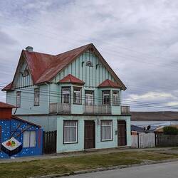 Naja, ein paar niedlich bunte Häuschen gibt es schon