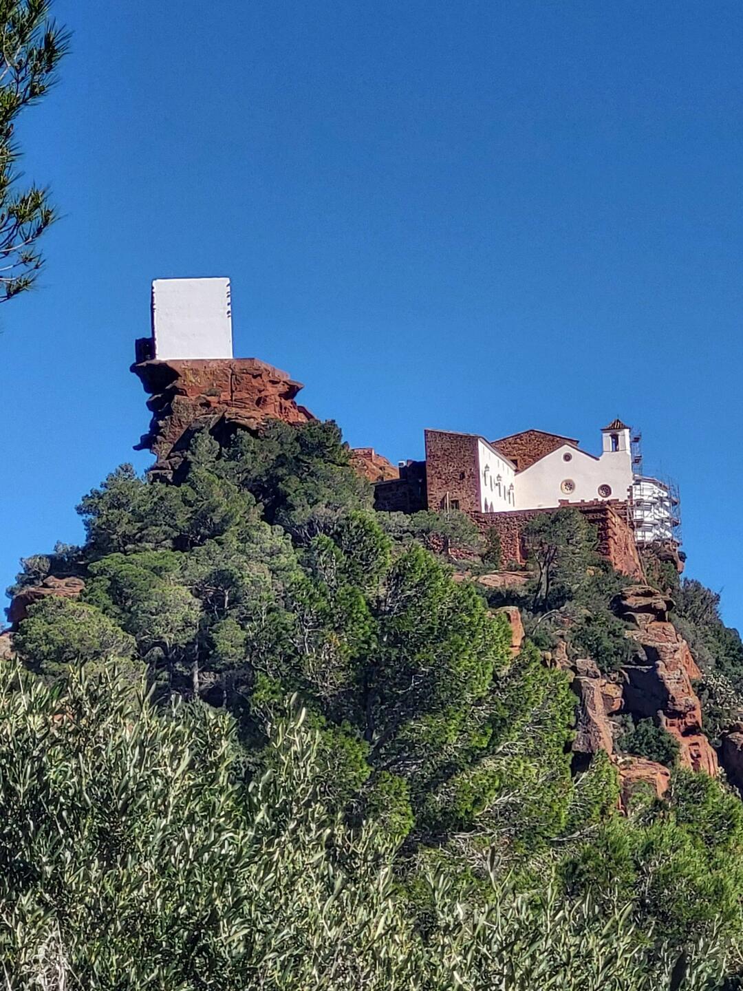 Wie auf einem Aldlerhorst thront die kleine Ermita.