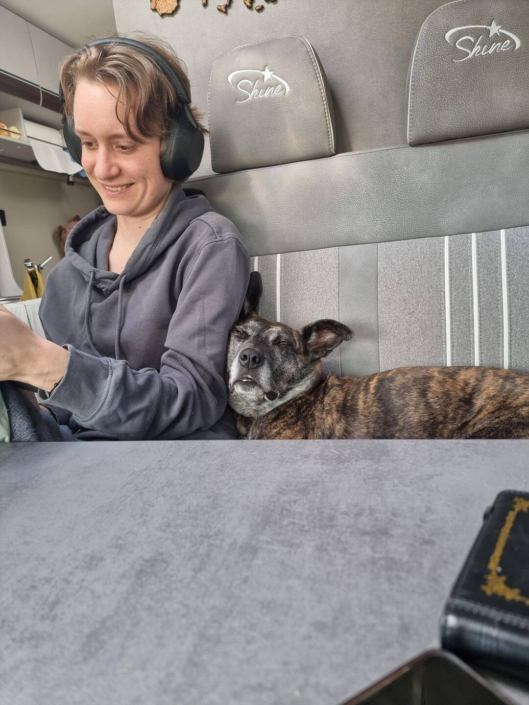 Anina telefoniert. Nara geniesst ihr Kissen.