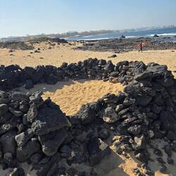 Aus Lavagestein gebauter Windschutz