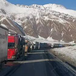 Es ist Blockabfertigung. Wobei die LKW'S teilweise Tagelang warten. Wohl keine Fernfahrerromantik!
