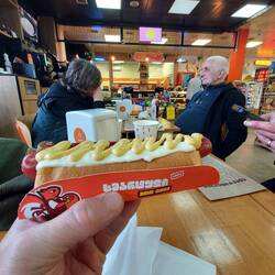 Warten auf die Ankunft des Buses. Hotdog geht immer🥳