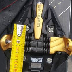 Der Pin hält den Stiefel. Zum Glück beim Aufstieg gebrochen!