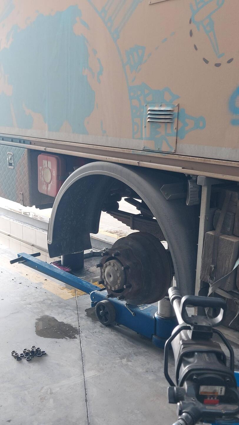 Kurz vor Abfahrt noch Luftverlust entdeckt. Die Werkstatt wird sofort tätig & das erfolgreich!