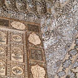 Sala de los espejos. Miles de espejos cortados a mano cubren paredes y cielorraso.