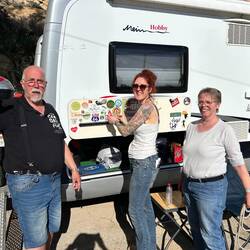 Hilfsbereite Nachbarn: Anke & Uwe bekommen einen DirtBird-Sticker