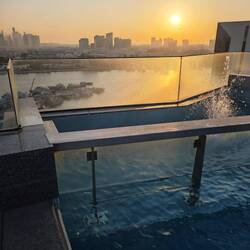 Dachterrasse mit Pool.
