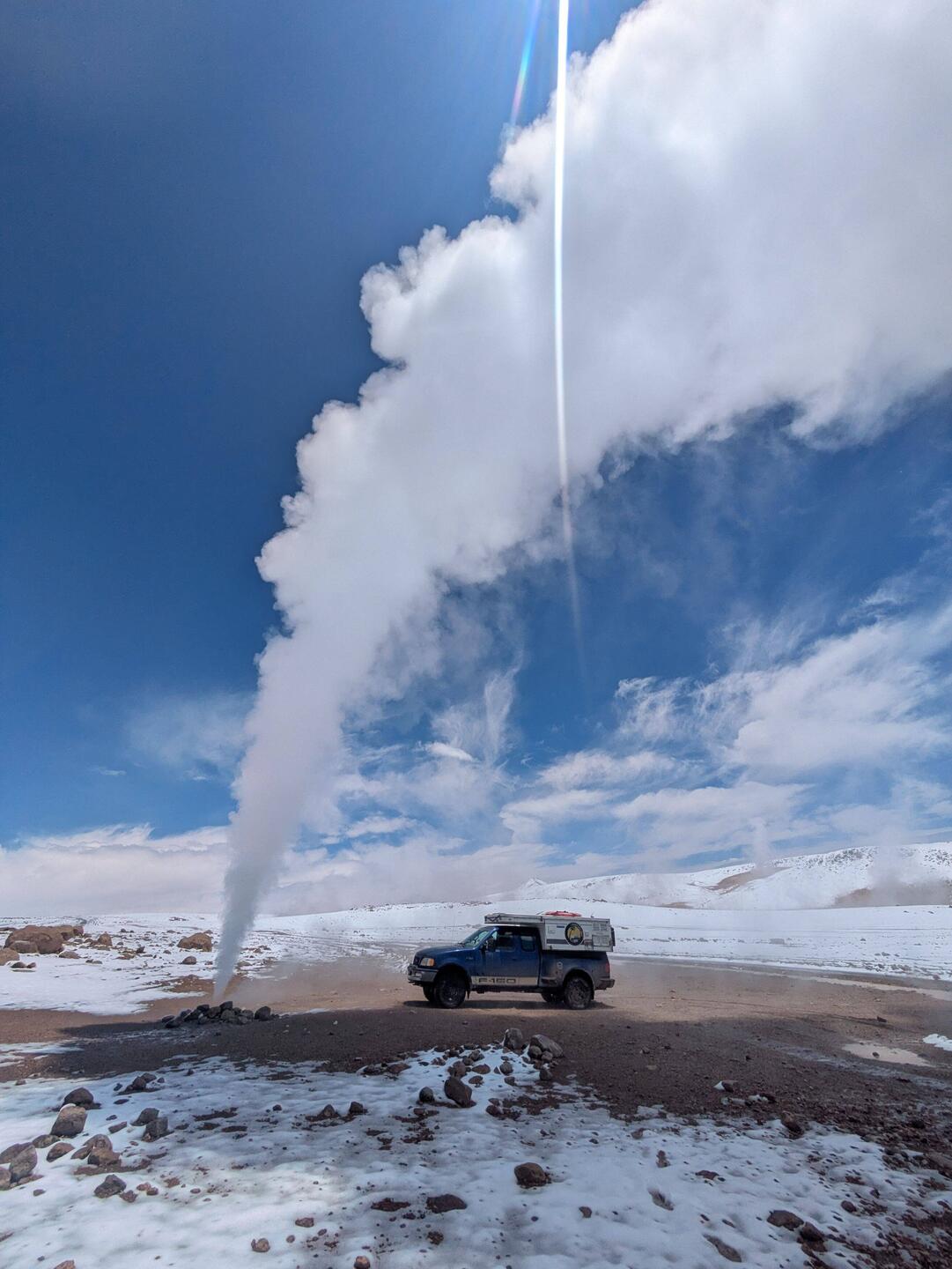 Meterhohe Dampffontäne.