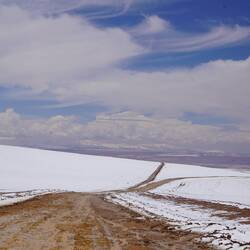 Der Schnee schmilzt und verwandelt die Piste in Schlamm.