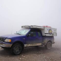 Schlumpf im Geothermalfeld umhült vom schwefligem Dampf.