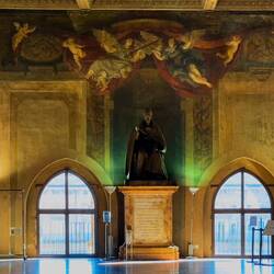 In place of the lost Pope Paul III statue, now a statue of Pope Alexander VII is displayed.