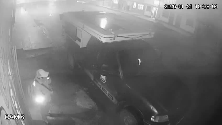 Links wird Schmiere gestanden und von Rechts kommt der Aufbrecher der innert Sekunden aufknackt!