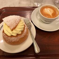 Fika mit Semla und Kaffee