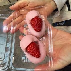 Denise's choice, mochi strawberry