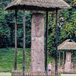 Die Anlage ist für ihre kunstvollen Stelen bekannt, die höchste über 10 m hoch