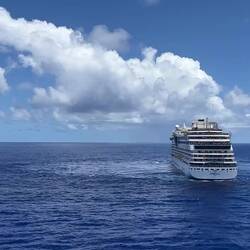 Treffen auf hoher See mit Schwester Aidastella. Die Aida Familie ist ganz aus dem Häuschen.