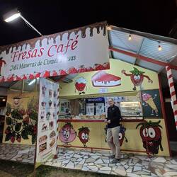 Christoph gönnt sich noch frische Erbeeren mit Sahne