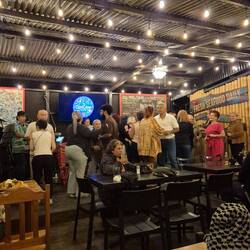 In einer Bar mit Live-Musik ist mehr los