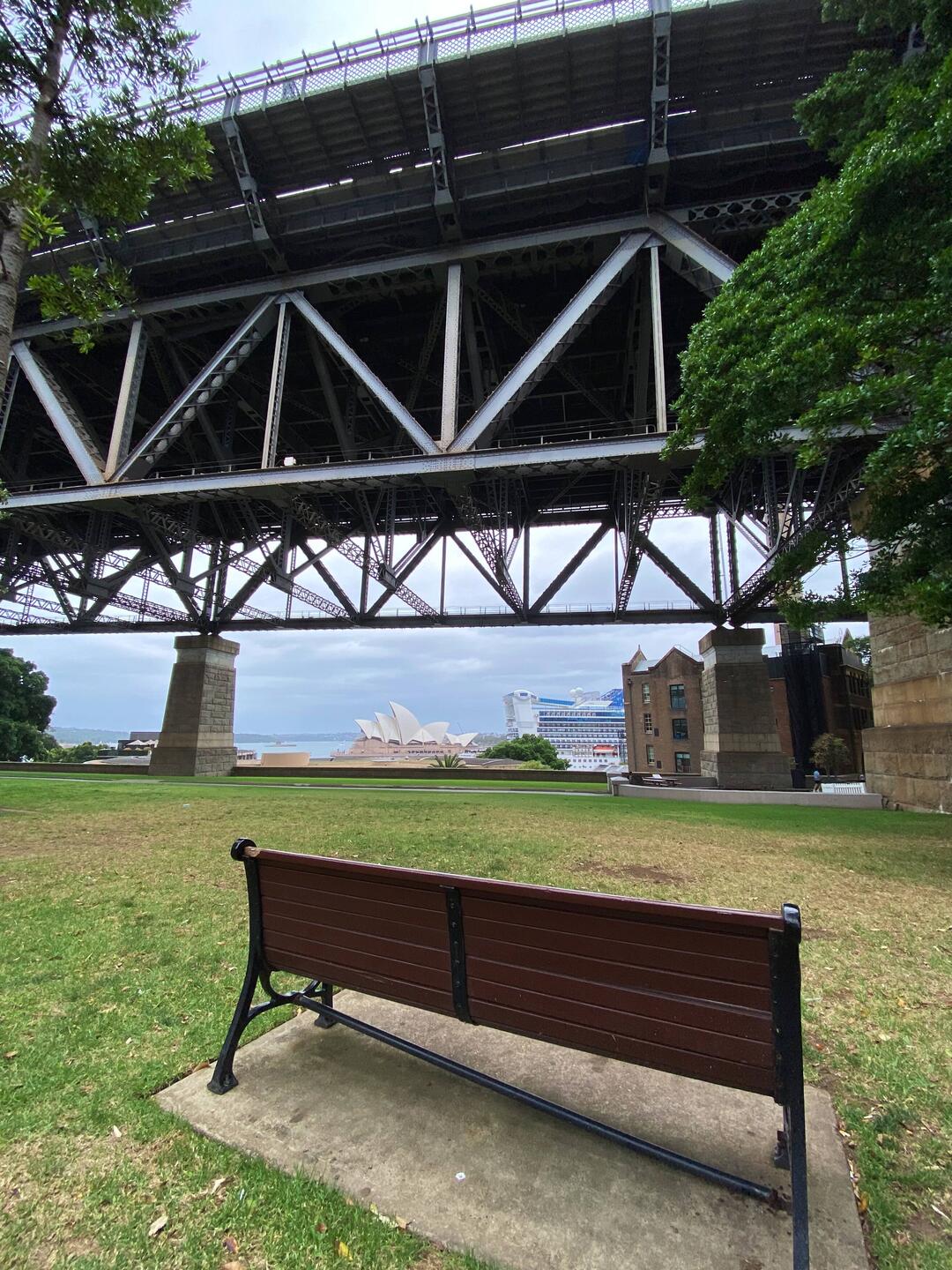 Sydney Harbour Bridge mit Blick auf die Oper