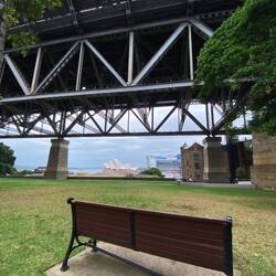 Sydney Harbour Bridge mit Blick auf die Oper