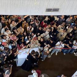 Watching my friend in her fan girl mode. Now I finally get the vibe! 📸😂