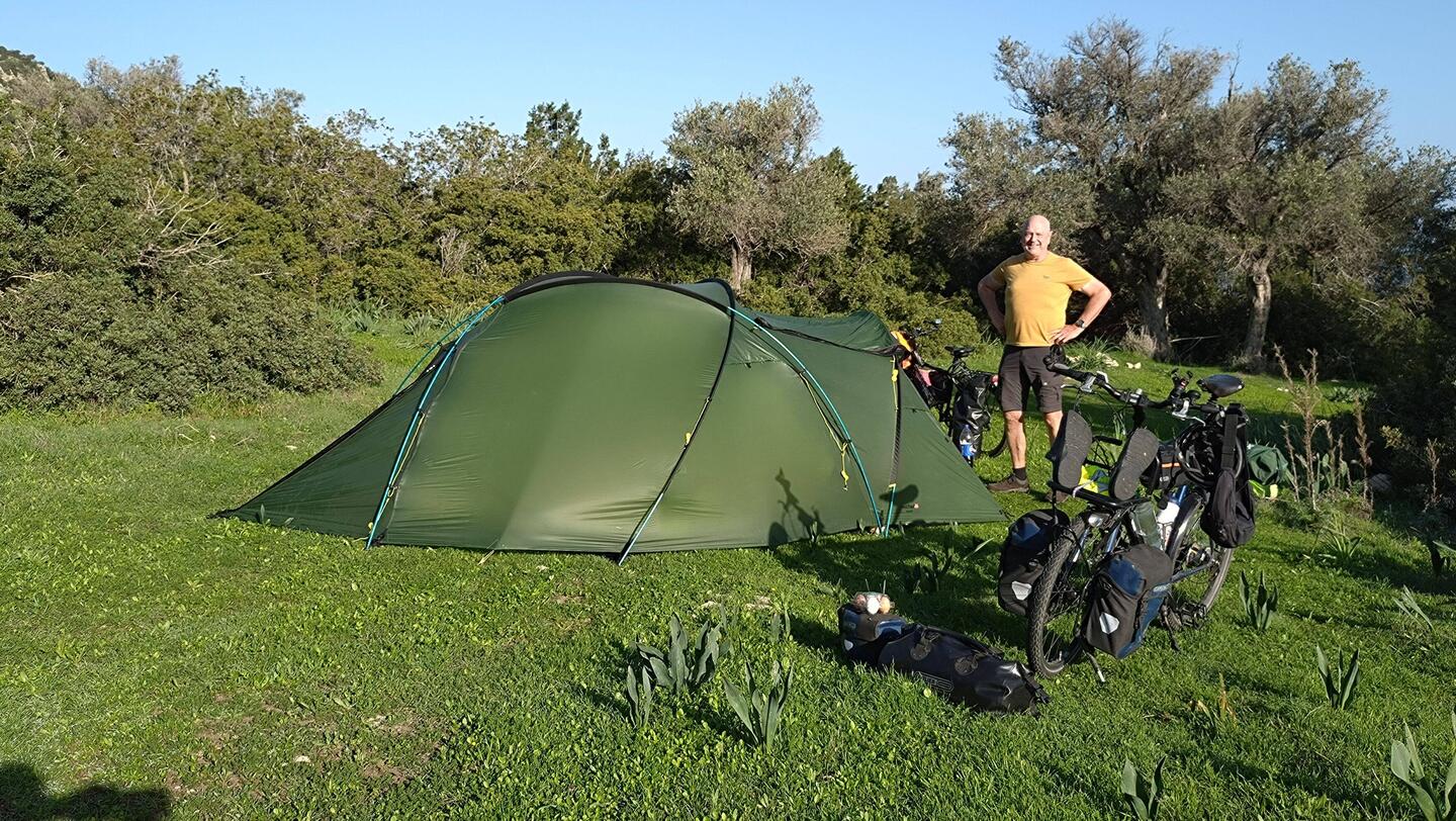 Unser wilder Zeltplatz zwischen Büschen.