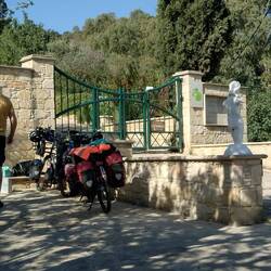 Frühstück am Eingang zum Aphroditebad.