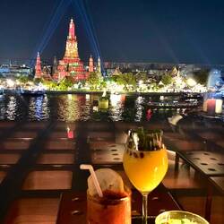 Good old school friends and amazing rooftop vibes. Love this moment! 🍹