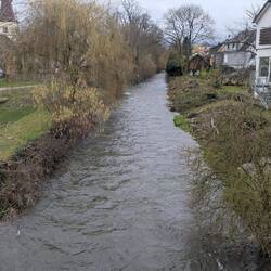 Das Flüsschen Neumagen plätschert durch den Kurpark