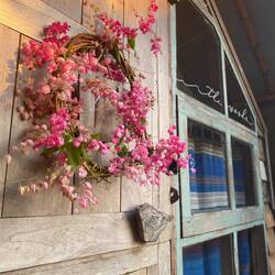 Such a beautiful wreath made of fresh Mexican Creeper flowers. 🌸🌿