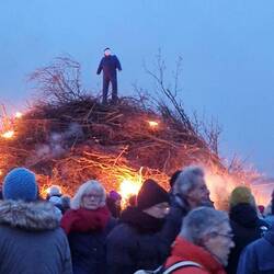 Das Petermännchen (Pidder) muss brennen, damit die Altlasten aus dem vergangenen Jahr sich auflösen!