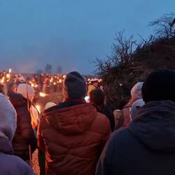 Rinn in Füer! Upps! Eine Fackel flog über den Biike-Haufen in die Menschenmenge! 😳