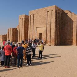 Eingang zum Komplex rund um die Stufenpyramide