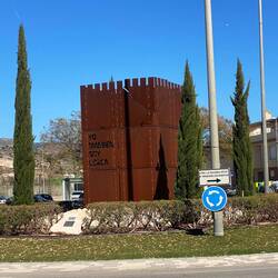 .... und Turm aus edelrostigem Stahl