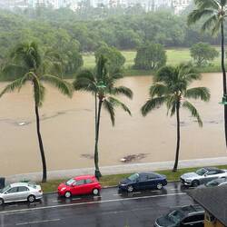 Der blaugrüne See/Fluss neben dem Hotel hat sich in ein dezentes Braun verwandelt