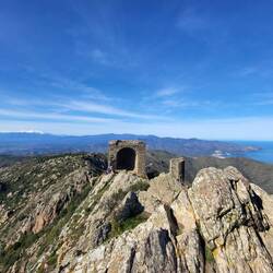 Die schneebedeckten Pyrenäen und das Meer auf einem Foto.