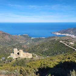 Im Vordergrund das Kloster Sant Pere de Rodes und im Hintergrund El Port de la Selva.