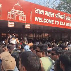 La cola para entrar al Taj Mahal.. por suerte nuestro guia tenia algunos contactos....