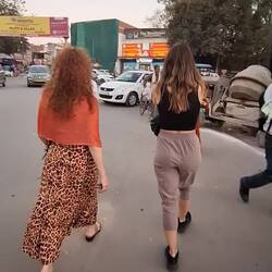 Practicando caminata entre vehículos