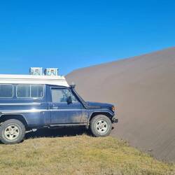 Wanderdünenlandschaft bei Putú. Der Sand ist schwarz.