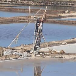 Wasserschöpfen von einem Becken zum nächsten