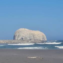 Weiße Felsen auf schwarzem Sand