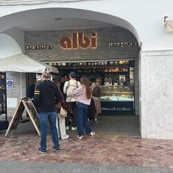 Schlange vor der beliebten Eisdiele